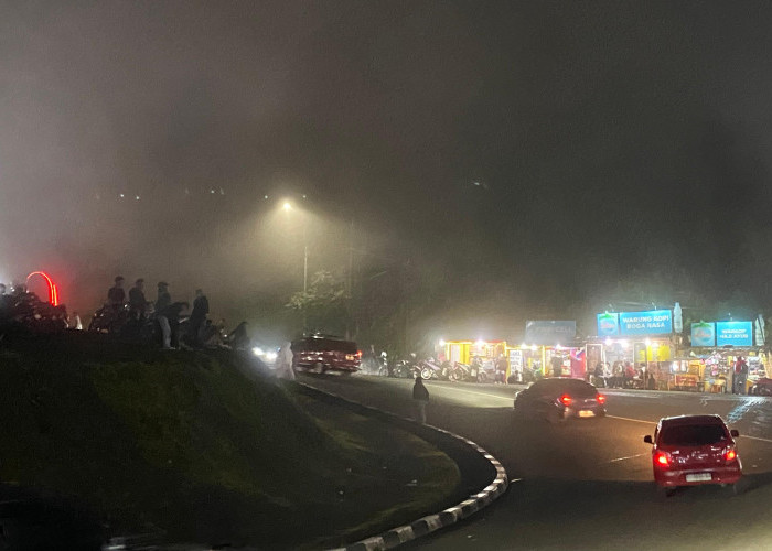 Kabut Tebal Selimuti Jalur Puncak, Pengendara Diminta Ekstra Hati-Hati 