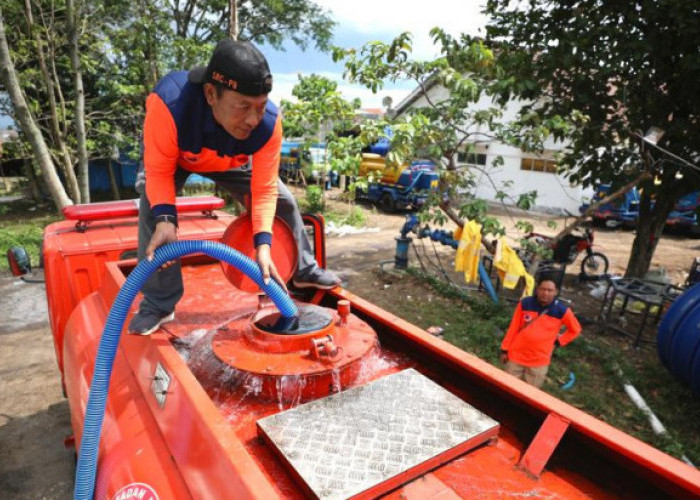 Mobil Tangki Air Bersih BNPB Sasar Permukiman Warga Terdampak Gempa Cianjur