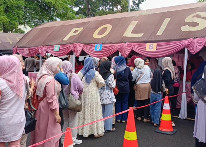 Ratusan Ibu-ibu Serbu Bazar Murah Polres Cianjur 