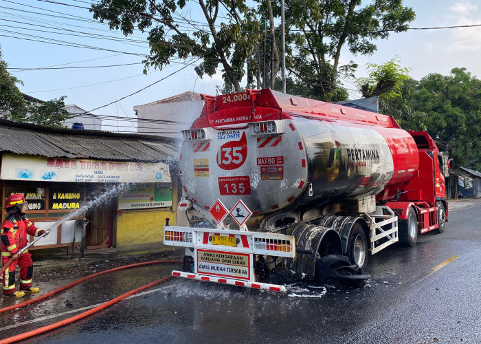 Diduga Akibat Rem Panas, Truk Tangki BBM Bermuatan 24 Ribu Liter Terbakar di Cianjur
