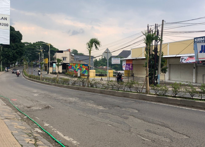 Berbahaya, Ruas Jalan Abdullah Bin Nuh Rusak dan Berlubang