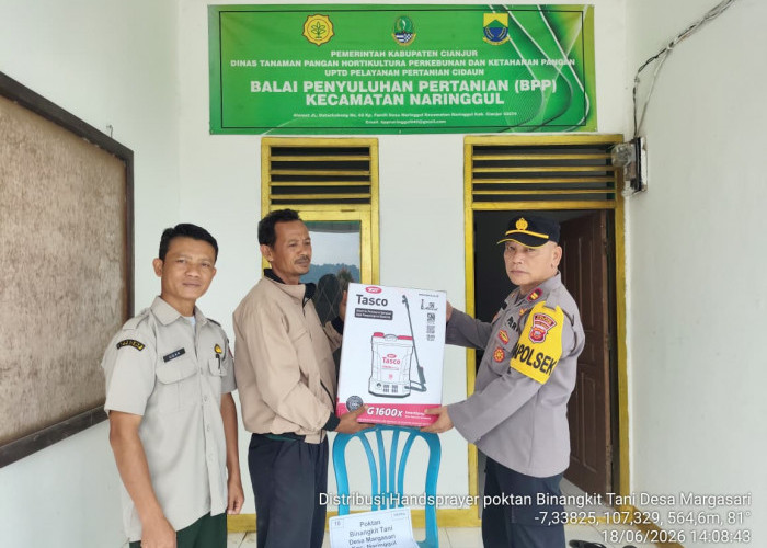 Kapolsek Naringgul Cianjur Serahkan Bantuan Alsintan untuk Kelompok Tani Binangkit