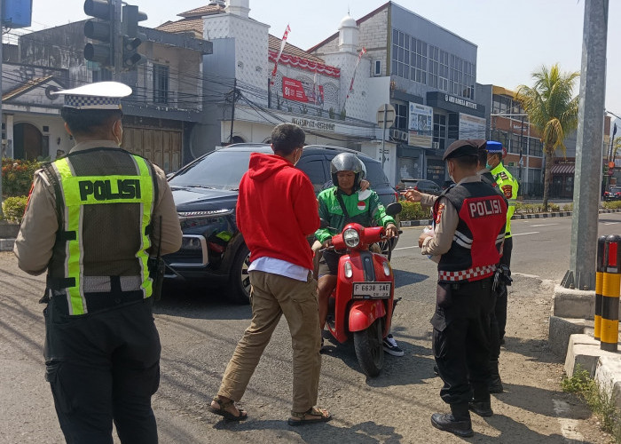 Antisipasi Dampak Abu Anak Krakatau, Polres Cianjur Bagikan 2.000 Masker