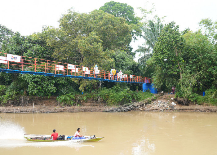 Bangun Jembatan Gantung, BRI Bantu Mobilitas Warga dan Dorong Ekonomi Masyarakat Desa