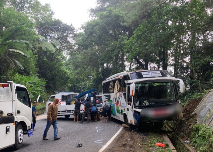 Bus Alami Kecelakaan di Cugenang, Puluhan Penumpang Terluka