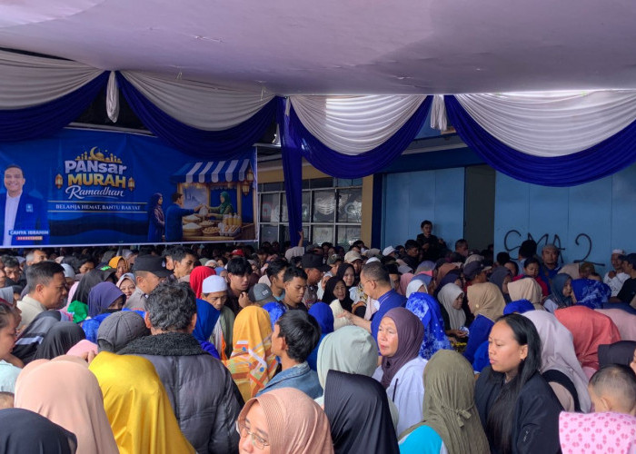Ribuan Warga Padati Pasar Murah di Kantor DPD PAN Cianjur 