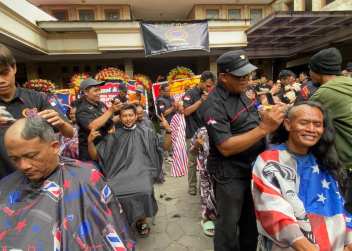 Penuhi Nadzar, Puluhan Relawan Wahyu-Ramzi Dicukur Gundul