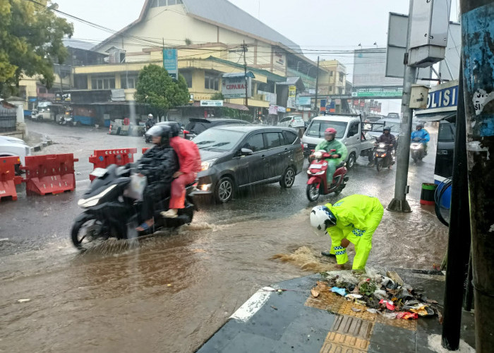 Drainase Meluap, Jalan Depan Istana Cipanas Cianjur Terendam Banjir dan Picu Kemacetan