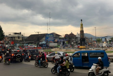 Arus Lalu Lintas di Bunderan Tugu Lampu Gentur Cianjur Padat 