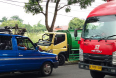 Truk Tangki Air Tabrak Truk Fuso di Warungkondang Cianjur