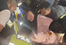 Respon Cepat Polisi Cianjur Selamatkan Pemudik Terpersok ke Parit