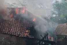 Diduga dari Tungku Kayu Bakar, Rumah Warga di Cianjur Ludes Terbakar