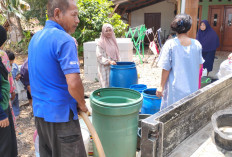 KOPIMU Salurkan Bantuan Air Bersih Gratis untuk Warga Ciranjang