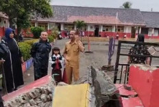 Gapura SDN Kertajadi Cidaun Cianjur Ambruk, Siswi dan Orang Tuanya Tertimpa Reruntuhan