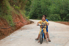 Anak-anak Semringah Bisa Meluncur dengan Sepeda di Jalan Beton Hasil TMMD ke-129 Cianjur