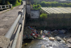 Sungai Cisarua Kawungluwuk Jadi Sasaran Pembuangan Sampah, Warga: Sudah Biasa
