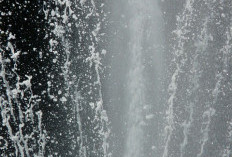 Muncul Air Menyembur dari Badan Jalan, Ini Kata Camat Cugenang Cianjur