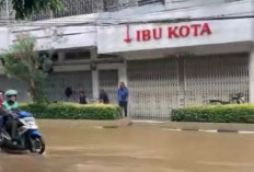 Saluran Tertutup Sampah, Jalan Mangunsarkoro Terendam Banjir