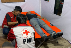 Akibat Jalan Berlubang, Pemudik Alami Kecelakaan Tunggal di Jalan Pramuka Cianjur