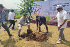 BJB Syariah Tanam 100 Pohon di Perumahan Sukarame Regency Cianjur