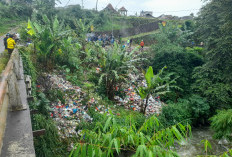 Petugas Gabungan Gotong Royong Bersihkan Sampah di Tebing Sungai Cikundul Sukanagih Cianjur