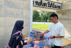 Lebaran 2026, Penjualan Bunga Tabur di Taman Makam Pahlawan Cianjur Alami Penurunan