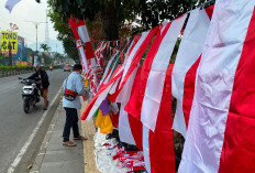 Jelang HUT Ke-81 RI, Penjualan Bendera Merah Putih di Cianjur Masih Lesu