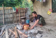 Gas LPG 3 Kilogram Langka dan Mahal, Warga Sindangbarang Cianjur Terpaksa Pakai Kayu Bakar 