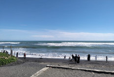 Santri Padati Pantai Apra saat Libur Tahun Baru Islam 1448 Hijriah