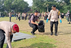 Personel Gabungan Bersihkan Lapangan Prawatasari Cianjur dari Sampah