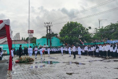 Pegawai Kemenag Cianjur Upacara HAB ke-80 di Tengah Guyuran Hujan
