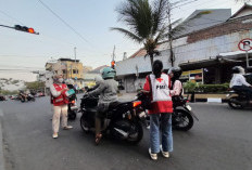 Abu Vulkanik Capai Cianjur, PMI Bagikan 1.000 Masker ke Warga