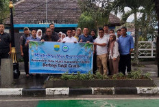 Perumdam Tirta Mukti Cianjur Berbagi Takjil di Jalan Siliwangi