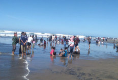 Libur Lebaran, Wisatawan Padati Objek Wisata Pantai di Cidaun Cianjur