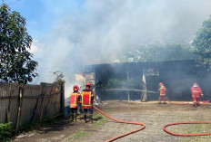Diduga Korsleting Listrik, Rumah dan Gudang Bengkel di Cugenang Cianjur Dilalap Api