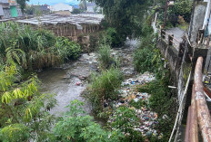 Sampah Penuhi Aliran Sungai di Desa Cibadak Sukaresmi