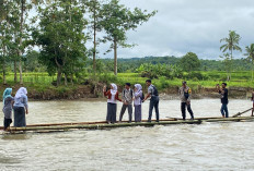 Jembatan Cibuni Kadupandak Putus, Warga dan Siswa Empat Tahun Andalkan Rakit 