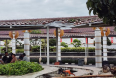 Pohon Tumbang Rusak Atap dan Pilar Lampu Pendopo Cianjur 