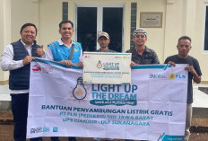 PLN Cianjur Nyalakan Harapan Lewat Light Up The Dream untuk Masjid Jami Tijanul Huda