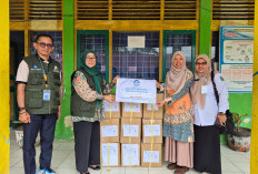 Kemendikdasmen Salurkan 1.476 Buku Bacaan untuk Sekolah Terdampak Banjir di Solok