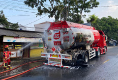 Diduga Akibat Rem Panas, Truk Tangki BBM Bermuatan 24 Ribu Liter Terbakar di Cianjur