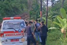 Jalan Rusak dan Berlumpur, Ibu Hamil di Cibinong Cianjur Terpaksa Ditandu Demi Melahirkan di Rumah Sakit