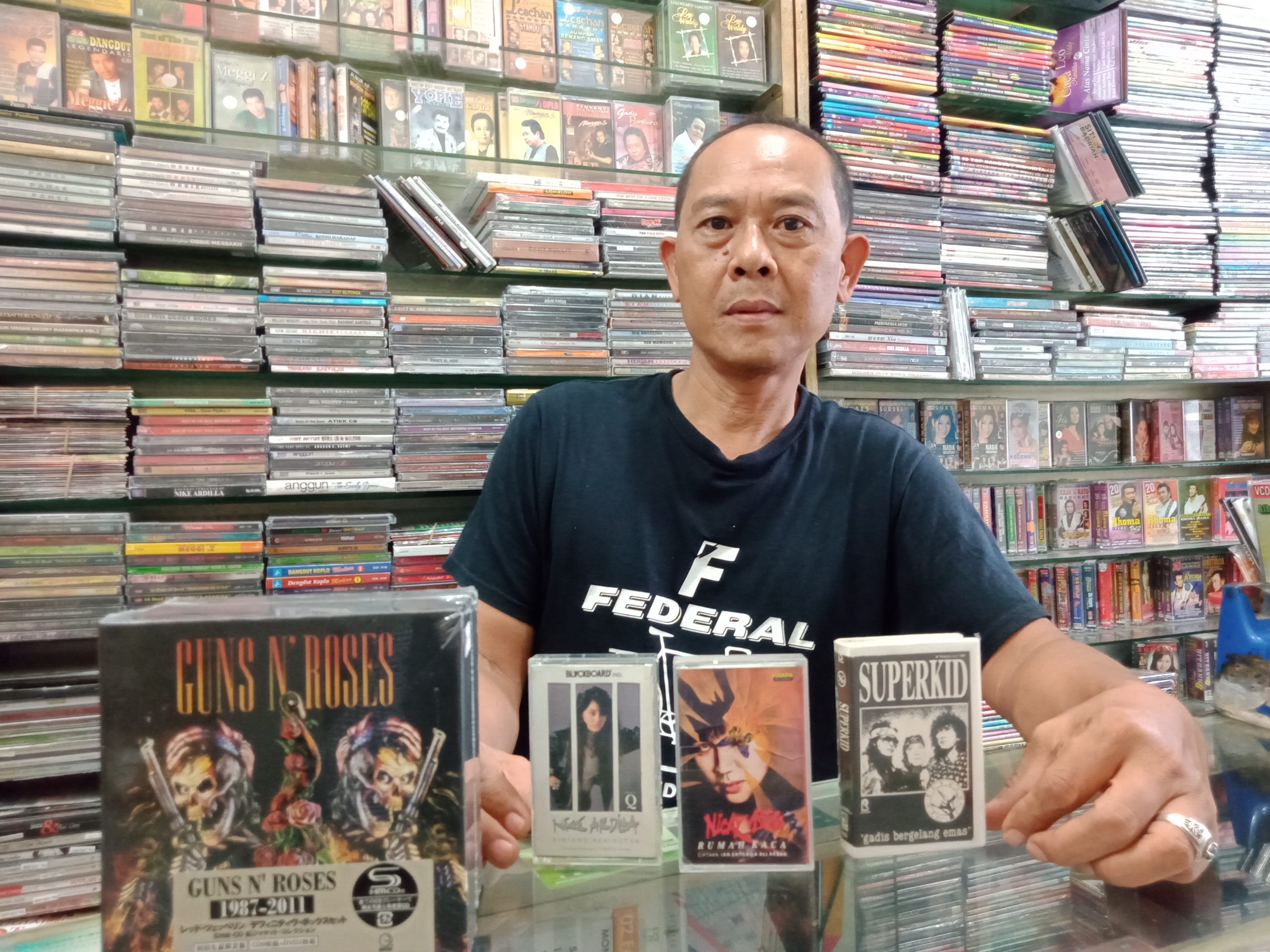 Cerita Bang John, Penjual Kaset Pita yang Masih Eksis di Cianjur