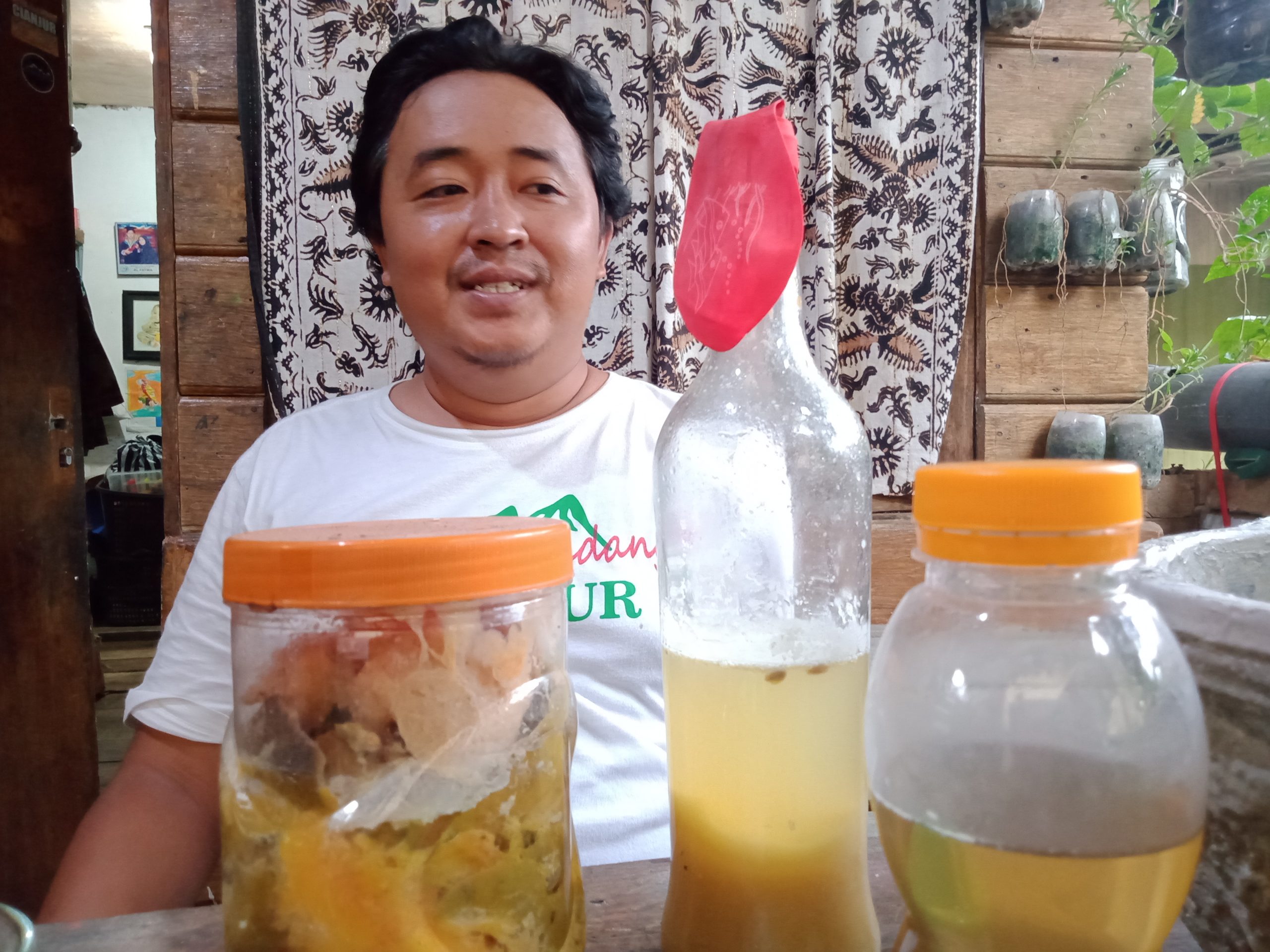 Daur Ulang Sampah, Pecinta Lingkungan di Cianjur Bikin Eco Enzym