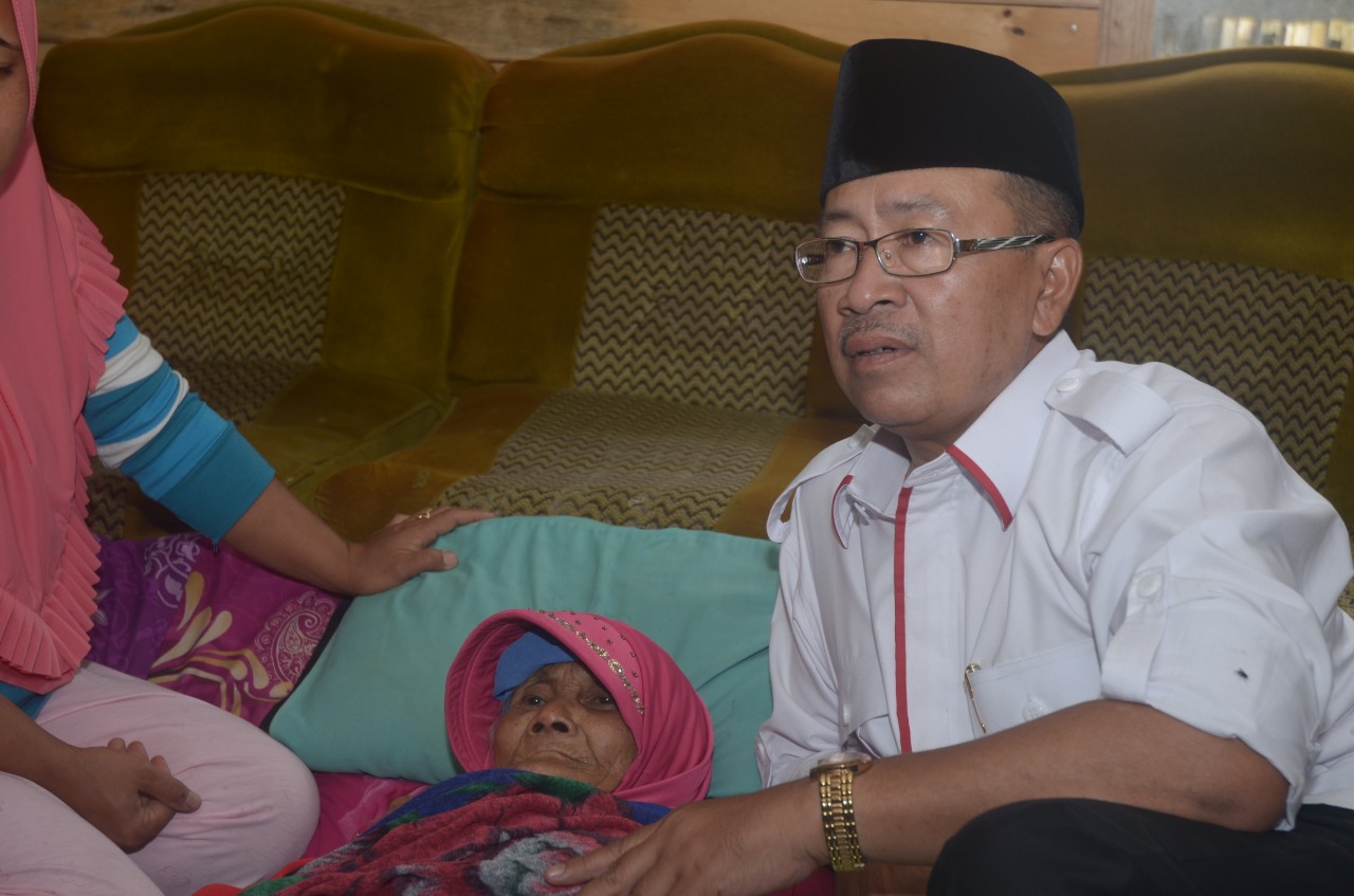 Plt Bupati Cianjur Jenguk Nenek Ipah yang Tersesat Lima Hari di Hutan