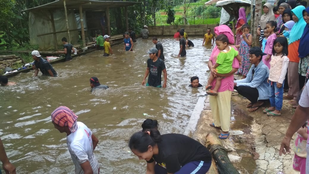 Tradisi Tangkap Ikan Warga Gelaranyar Pagelaran Cianjur Usai Pilkades