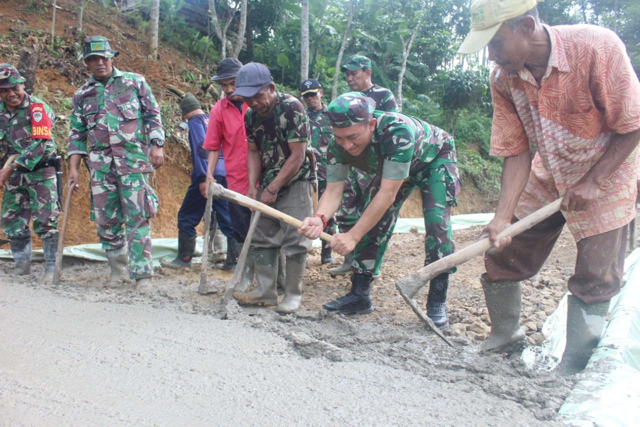 Pra TMMD, Dandim Cianjur Turun Langsung Bantu Pembangunan Jalan Beton di Cikalongkulon