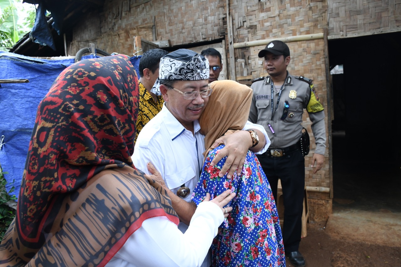 Senyum Lega Cicah Warga Cipeyeum yang Rutilahunya Segera Direnovasi Pemkab Cianjur