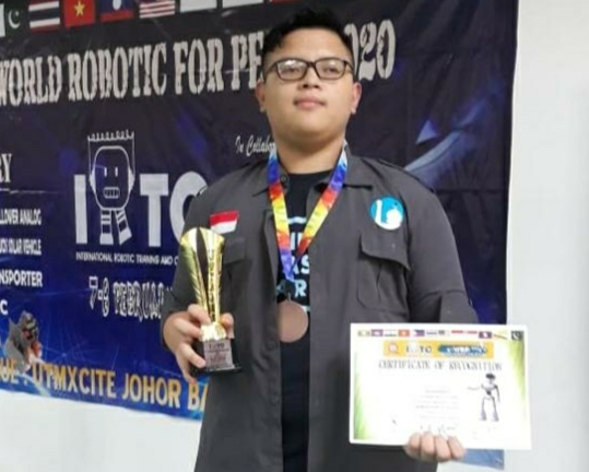 Siswa SMP Asal Cianjur Sabet Juara Kompetisi Robot di Malaysia
