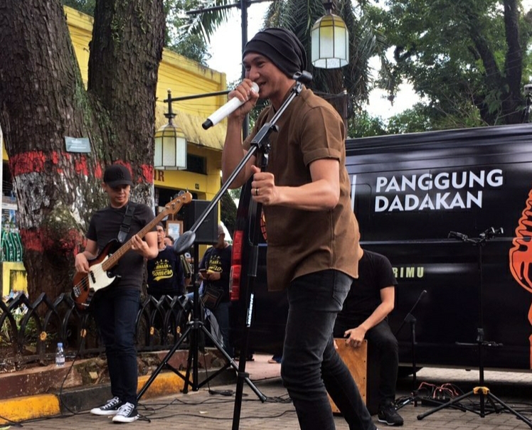 Bikin Panggung Dadakan, Anji Sukses Ngagetin Warga di Bomero Citywalk Cianjur
